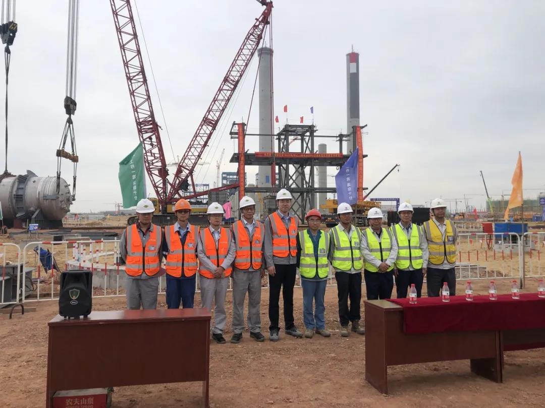 东华科技陕煤乙二醇项目DMO装置核心设备DMO反应器顺利吊装 东华科技陕煤乙二醇项目DMO装置核心设备DMO反应器顺利吊装