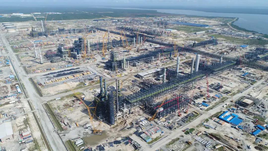 百台徐工设备火力全开,装备“世界最大”炼油厂! 百台徐工设备火力全开,装备“世界最大”炼油厂!