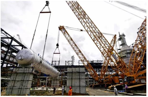 百台徐工设备火力全开,装备“世界最大”炼油厂! 百台徐工设备火力全开,装备“世界最大”炼油厂!