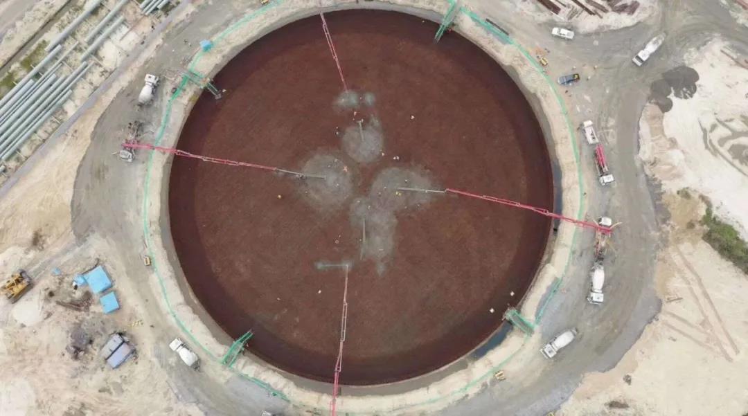 百台徐工设备火力全开,装备“世界最大”炼油厂! 百台徐工设备火力全开,装备“世界最大”炼油厂!