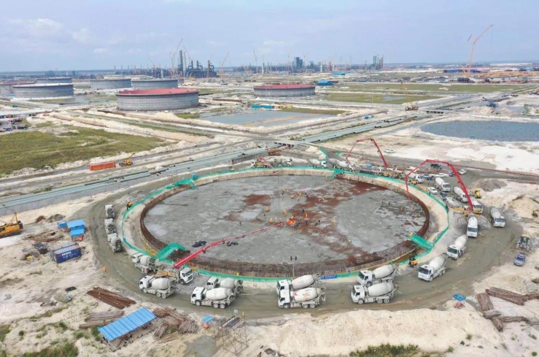 百台徐工设备火力全开,装备“世界最大”炼油厂! 百台徐工设备火力全开,装备“世界最大”炼油厂!