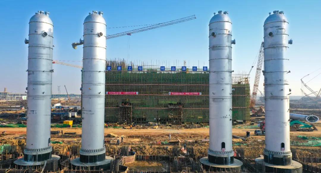 “开新局 育新机”盛虹炼化进行时丨国内最大常压塔吊装成功 盛虹炼化核心设备安装正式启动 “开新局 育新机”盛虹炼化进行时丨国内最大常压塔吊装成功 盛虹炼化核心设备安装正式启动