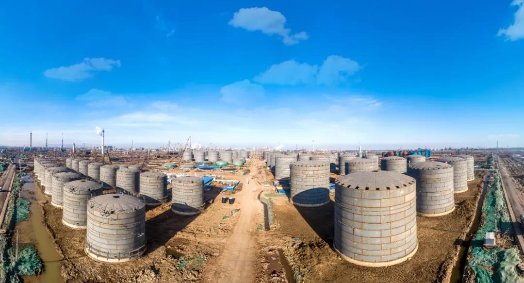 “开新局 育新机”盛虹炼化进行时丨国内最大常压塔吊装成功 盛虹炼化核心设备安装正式启动 “开新局 育新机”盛虹炼化进行时丨国内最大常压塔吊装成功 盛虹炼化核心设备安装正式启动