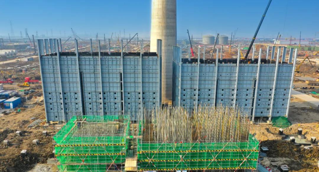 “开新局 育新机”盛虹炼化进行时丨国内最大常压塔吊装成功 盛虹炼化核心设备安装正式启动 “开新局 育新机”盛虹炼化进行时丨国内最大常压塔吊装成功 盛虹炼化核心设备安装正式启动