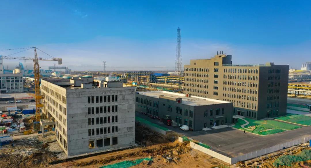 “开新局 育新机”盛虹炼化进行时丨国内最大常压塔吊装成功 盛虹炼化核心设备安装正式启动 “开新局 育新机”盛虹炼化进行时丨国内最大常压塔吊装成功 盛虹炼化核心设备安装正式启动