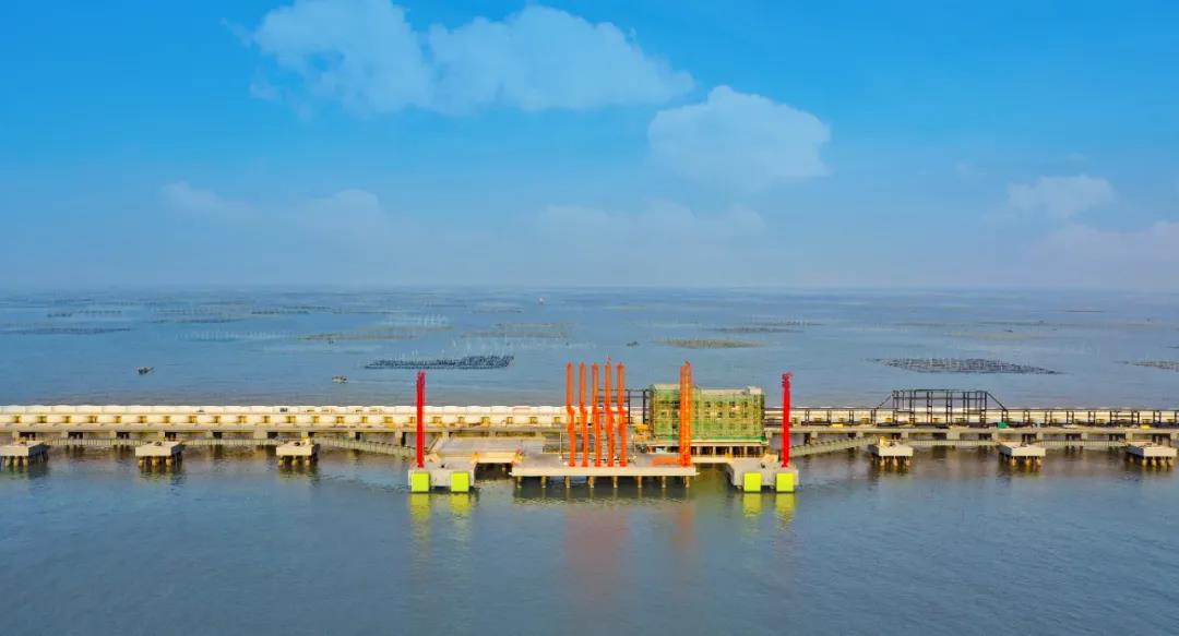 “开新局 育新机”盛虹炼化进行时丨国内最大常压塔吊装成功 盛虹炼化核心设备安装正式启动 “开新局 育新机”盛虹炼化进行时丨国内最大常压塔吊装成功 盛虹炼化核心设备安装正式启动