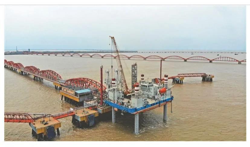 中国石油成功实现 LNG 接收站卸料臂海上拆装 中国石油成功实现 LNG 接收站卸料臂海上拆装