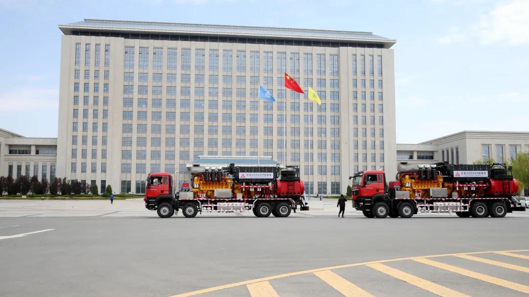 出厂!兰石研制的2台3000hp压裂车开往玉门油田 出厂!兰石研制的2台3000hp压裂车开往玉门油田