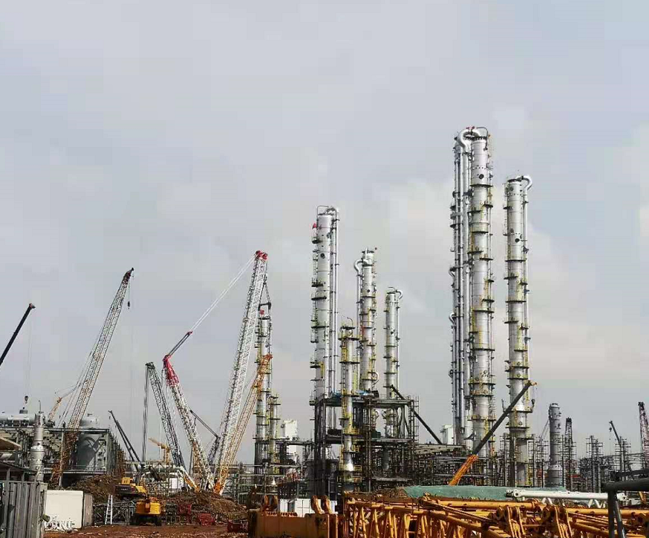 【一线快讯】盛虹炼化一体化项目22台塔器全部吊装完成 【一线快讯】盛虹炼化一体化项目22台塔器全部吊装完成