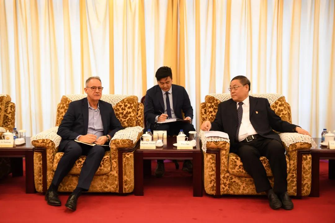 武军会见道达尔能源IPO总经理史蒂芬?文森特 武军会见道达尔能源IPO总经理史蒂芬?文森特