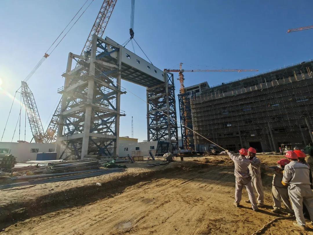 广东石化石油焦制氢装置首段栈桥吊装就位 广东石化石油焦制氢装置首段栈桥吊装就位