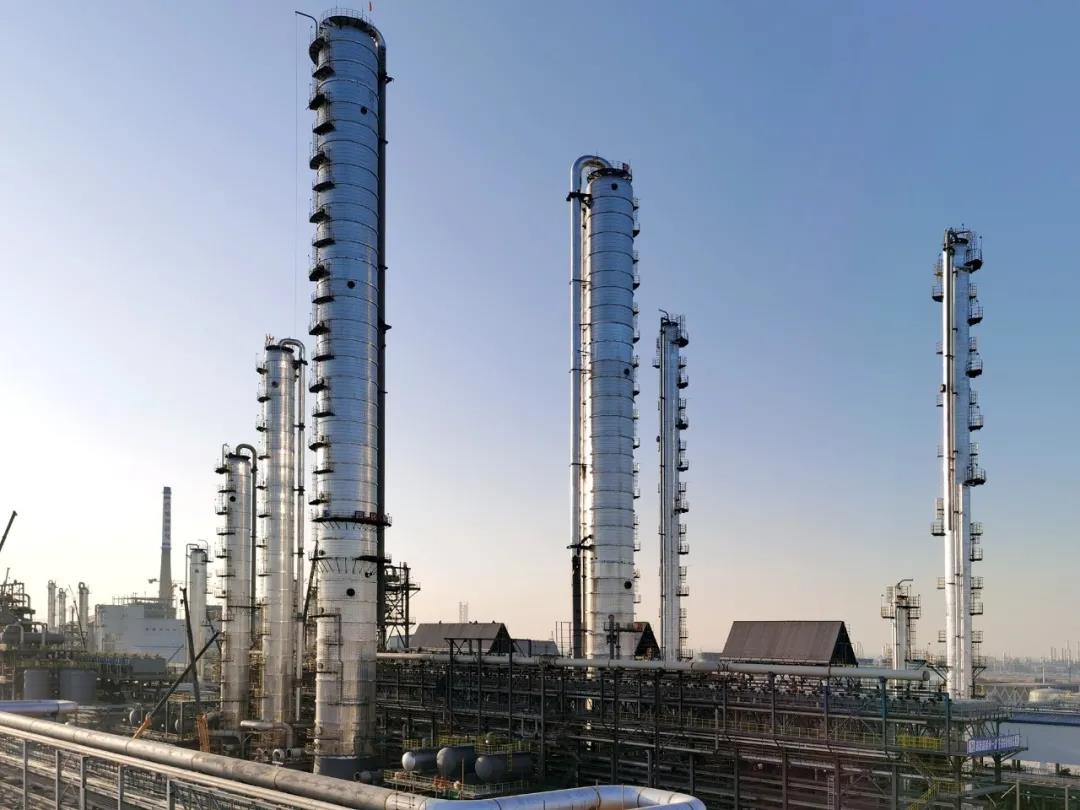 榆神能化乙醇装置162台静设备全部吊装就位 榆神能化乙醇装置162台静设备全部吊装就位