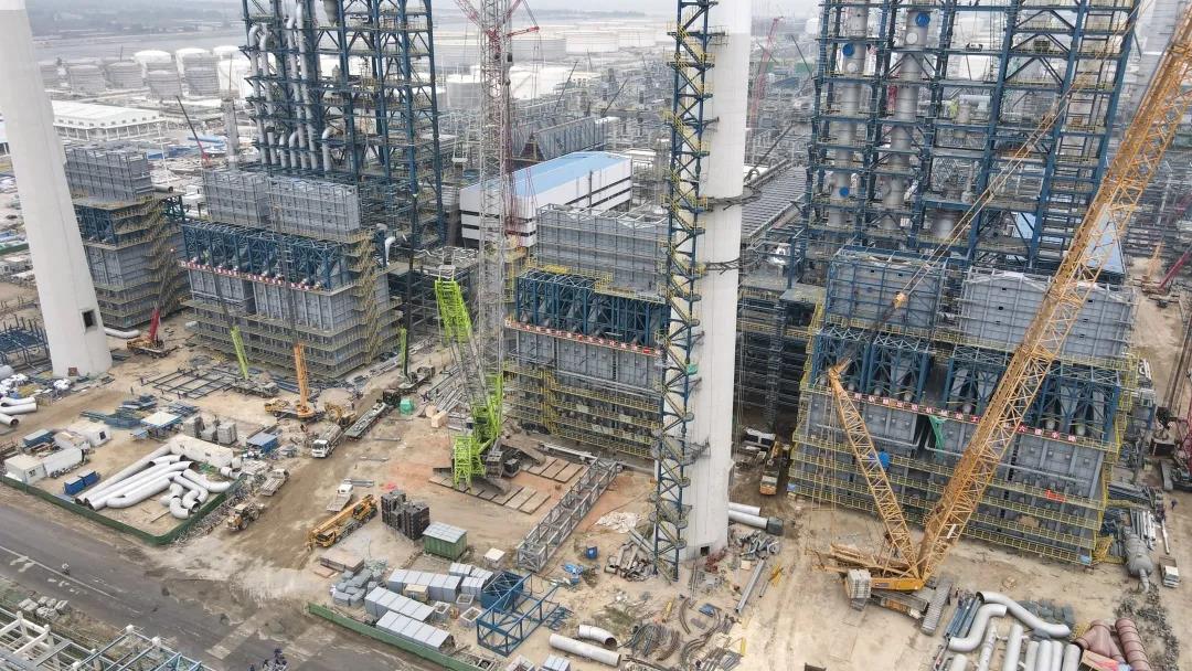 寰球工程公司广东石化五联合对流段模块全部安装就位 寰球工程公司广东石化五联合对流段模块全部安装就位