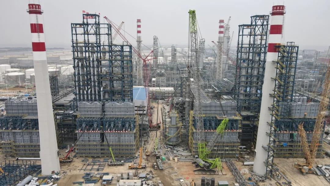 寰球工程公司广东石化五联合对流段模块全部安装就位 寰球工程公司广东石化五联合对流段模块全部安装就位