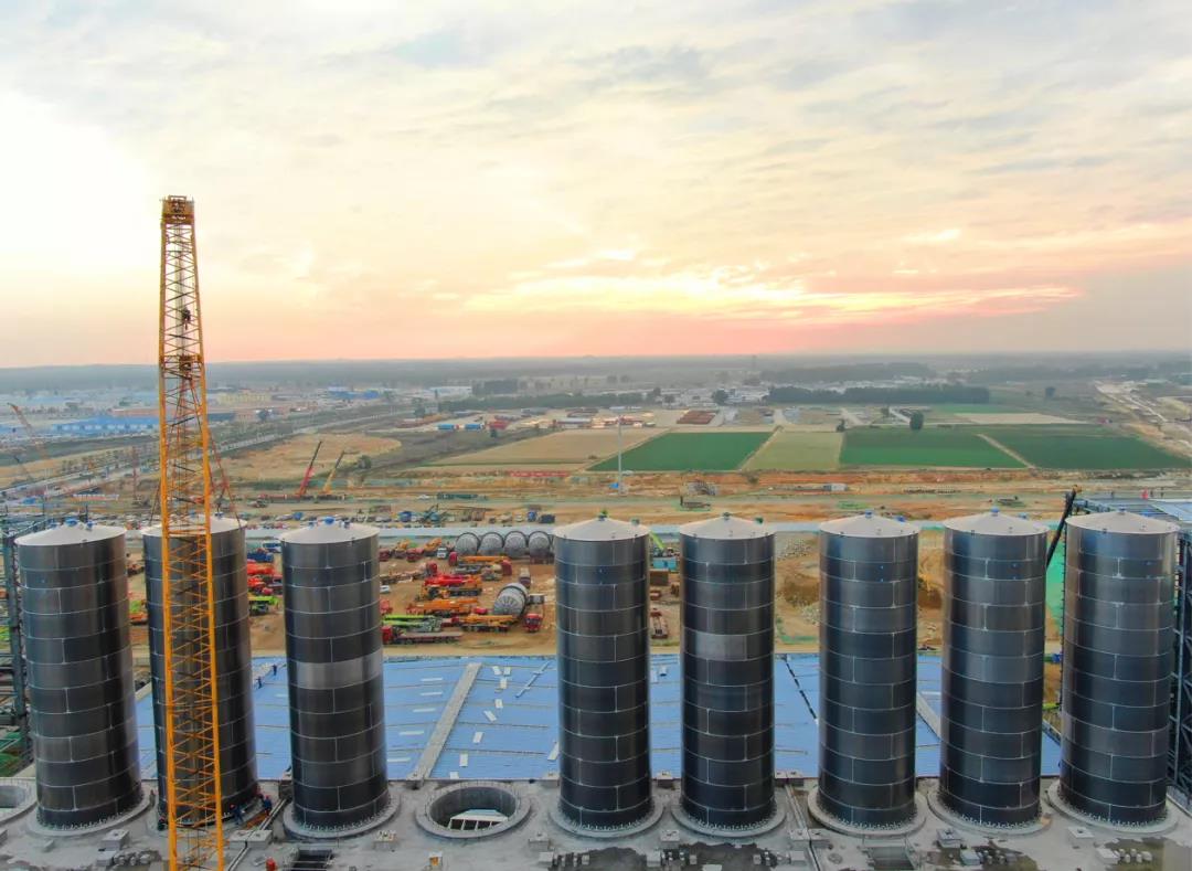 寰球工程公司广东石化聚烯烃库房12台料仓全面安装就位 寰球工程公司广东石化聚烯烃库房12台料仓全面安装就位
