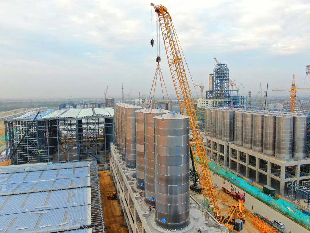 寰球工程公司广东石化聚烯烃库房12台料仓全面安装就位 寰球工程公司广东石化聚烯烃库房12台料仓全面安装就位