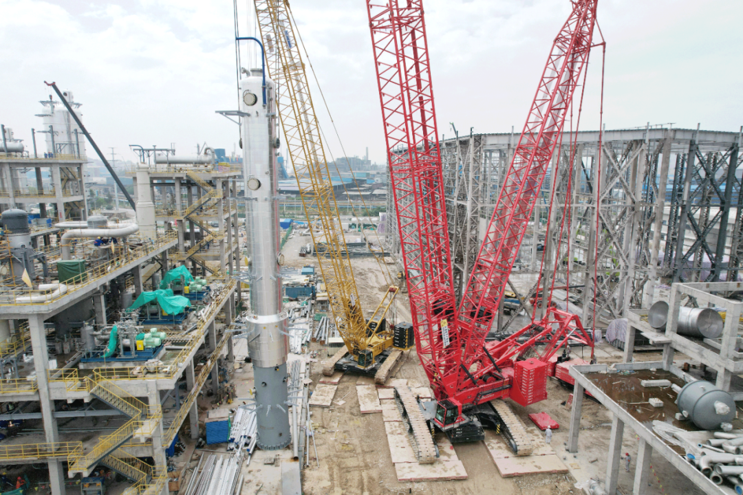 赛鼎公司EPC总承包广西华谊双酚A项目大件设备吊装全部完成 赛鼎公司EPC总承包广西华谊双酚A项目大件设备吊装全部完成