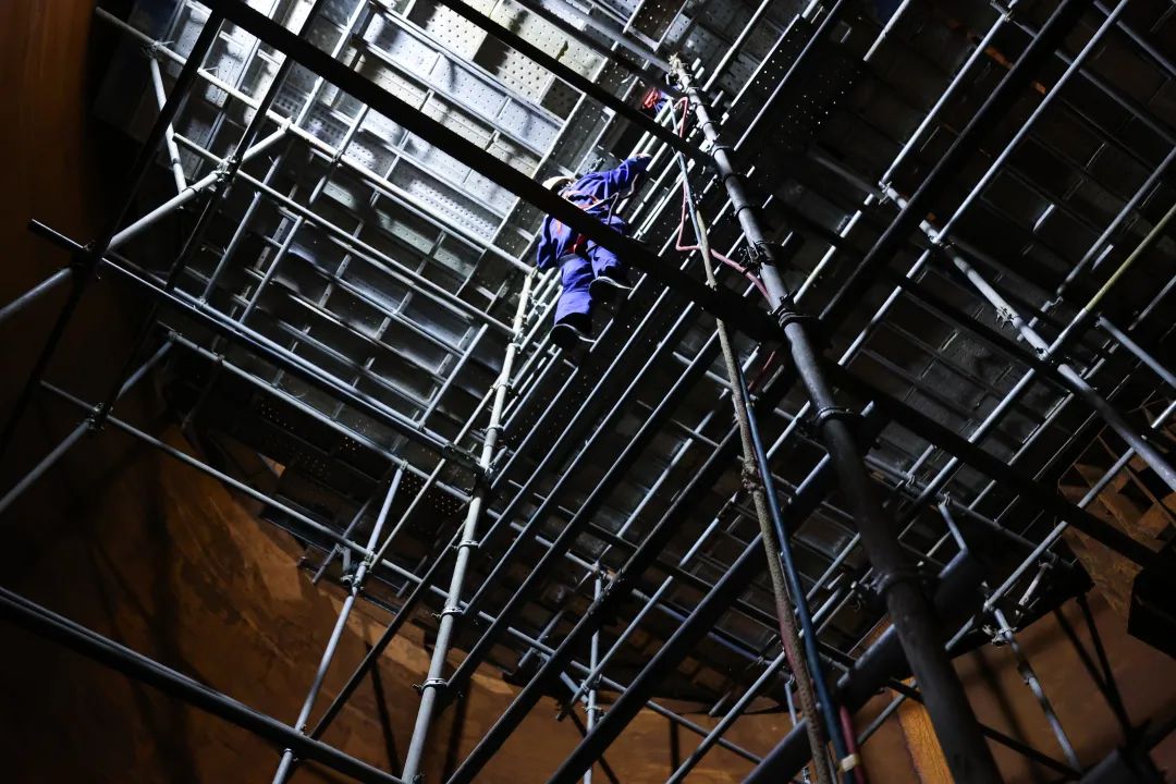 寰球工程公司广东石化项目乙烯装置丙烯双塔塔内件安装全部完成 寰球工程公司广东石化项目乙烯装置丙烯双塔塔内件安装全部完成