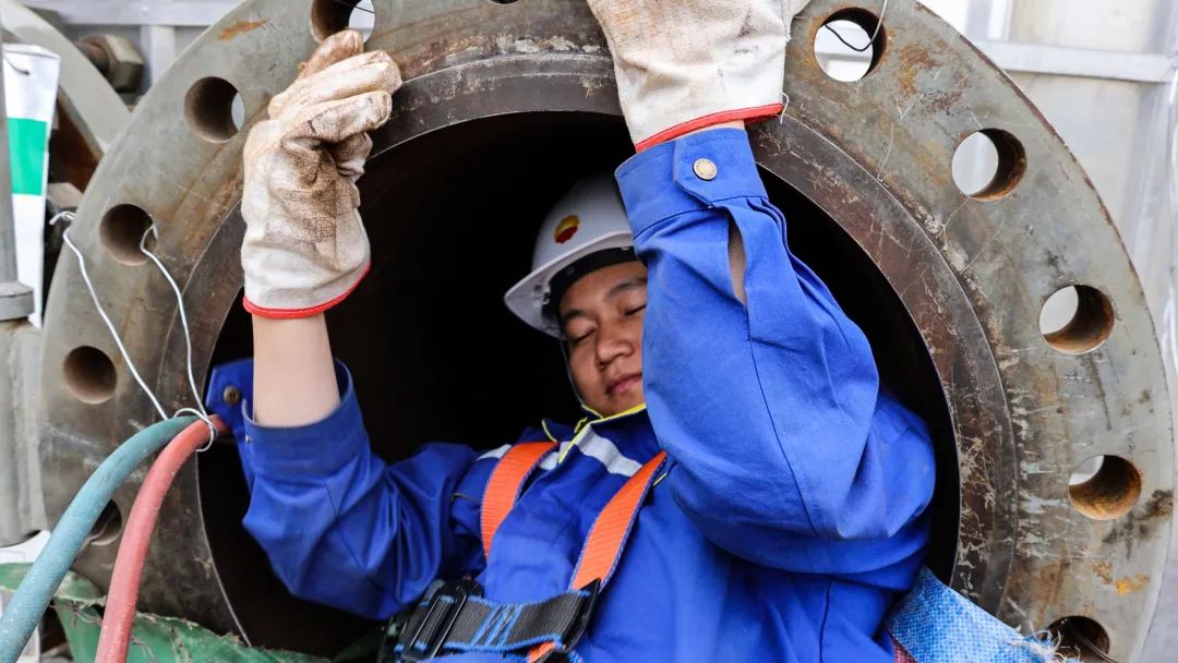 寰球工程公司广东石化项目乙烯装置丙烯双塔塔内件安装全部完成 寰球工程公司广东石化项目乙烯装置丙烯双塔塔内件安装全部完成