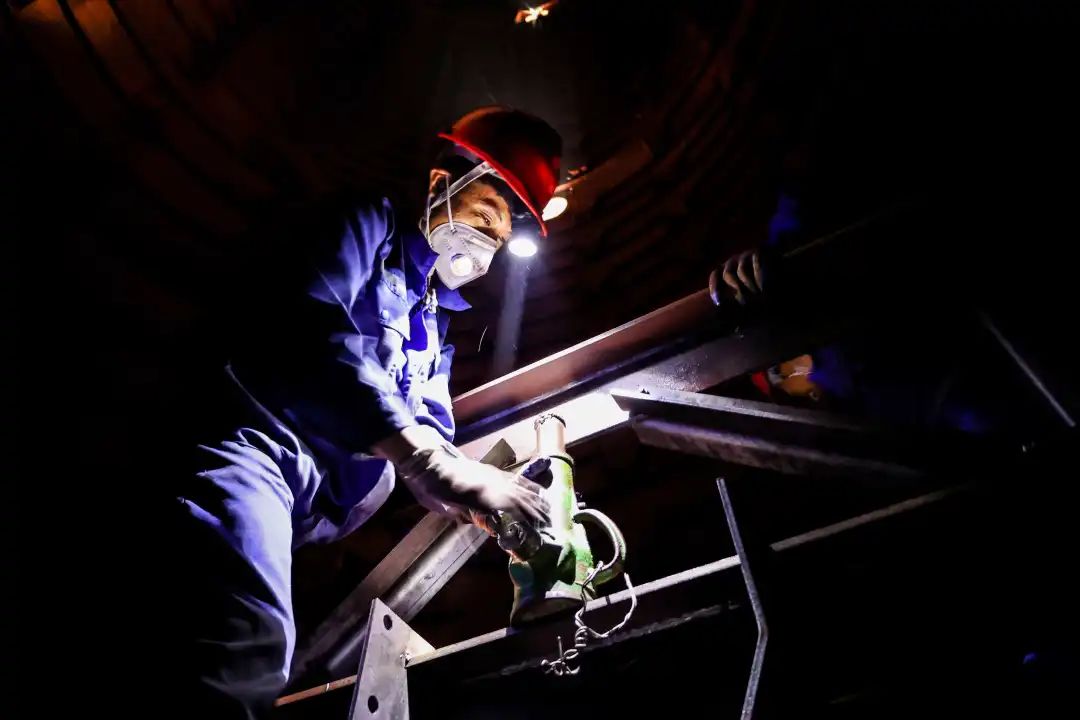 寰球工程公司广东石化项目乙烯装置丙烯双塔塔内件安装全部完成 寰球工程公司广东石化项目乙烯装置丙烯双塔塔内件安装全部完成