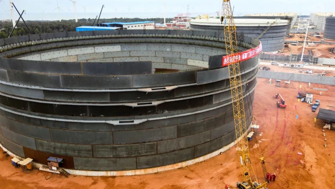 新疆油建广东石化520万方商储库两罐组全面封顶! 新疆油建广东石化520万方商储库两罐组全面封顶!