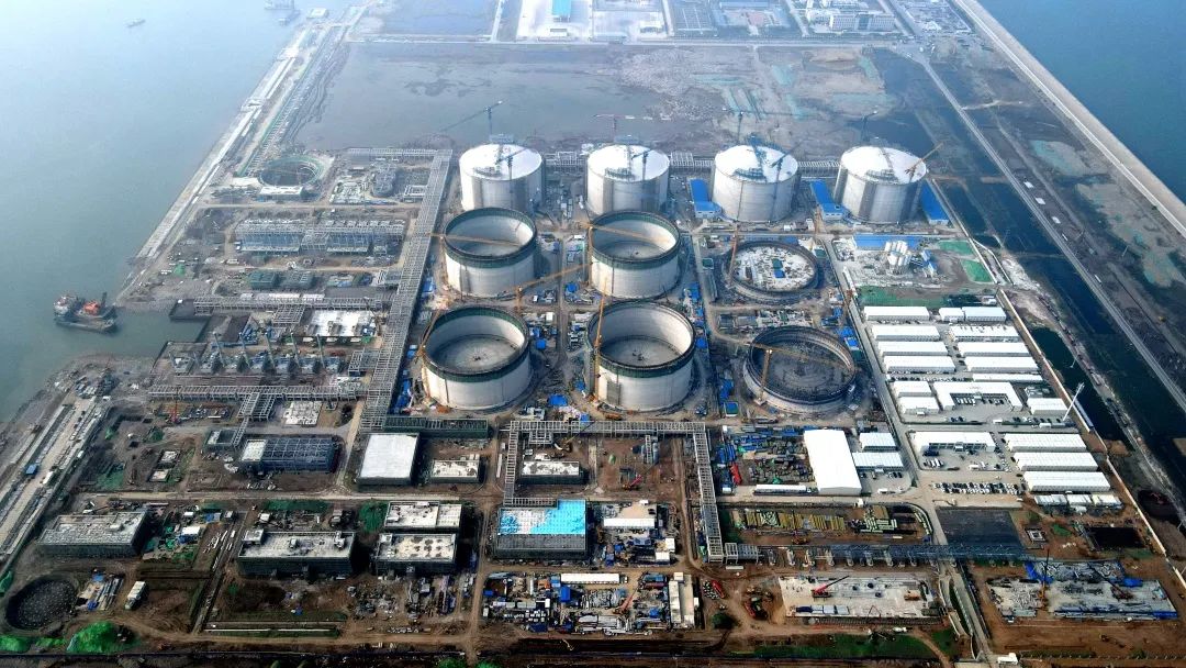 天津LNG项目部T-6201和T-6202储罐内罐安装封顶成功 天津LNG项目部T-6201和T-6202储罐内罐安装封顶成功