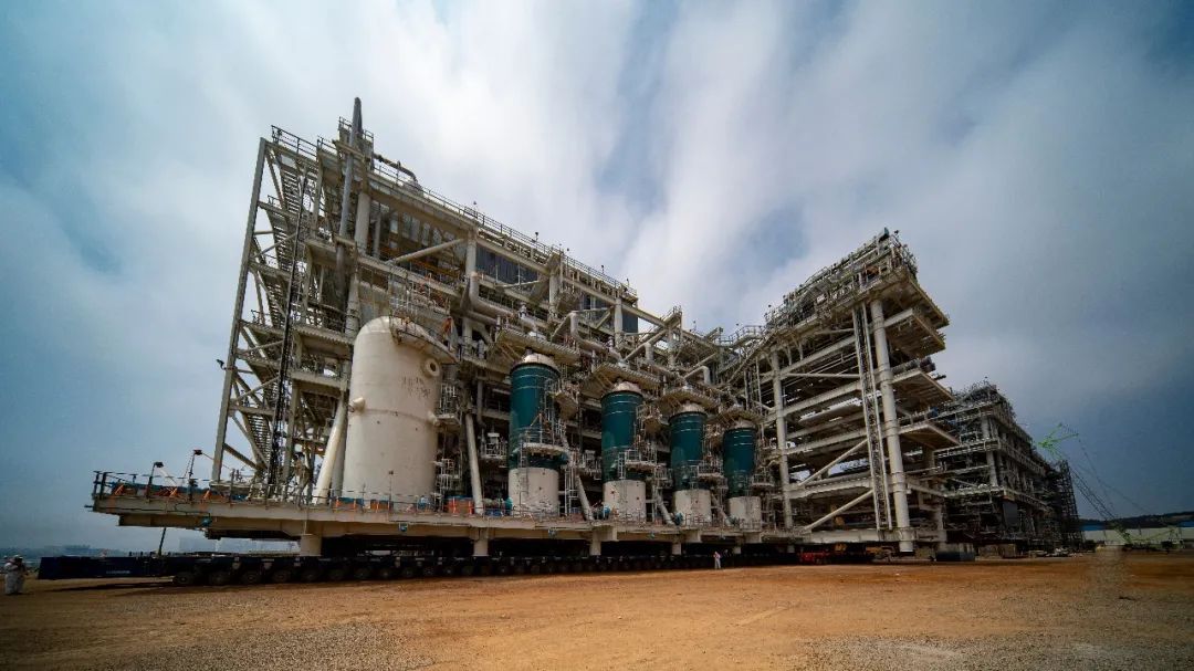 最重核心模块交付,全球首例一体化建造LNG模块化工厂实现全部封顶 最重核心模块交付,全球首例一体化建造LNG模块化工厂实现全部封顶