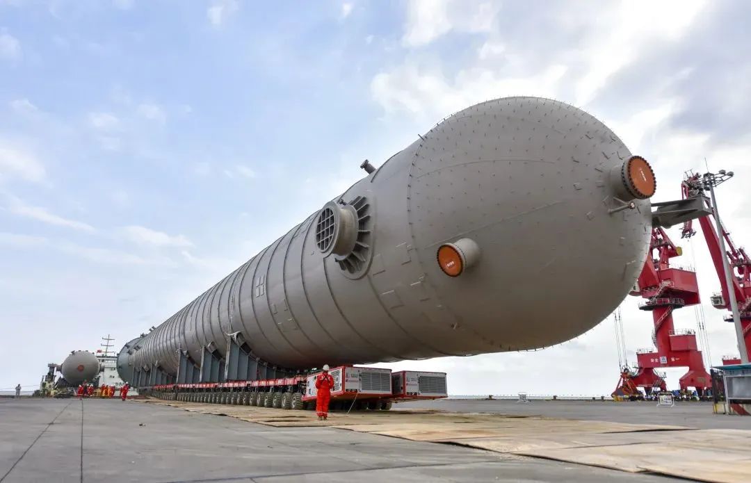 天津南港120万吨/年乙烯项目首批大型设备到港上岸 天津南港120万吨/年乙烯项目首批大型设备到港上岸