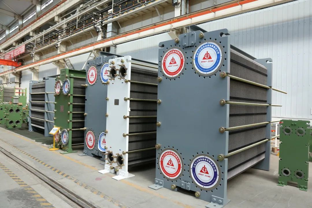 国产替代新突破,兰石重装研制海水钛板板式热交换器整装待发! 国产替代新突破,兰石重装研制海水钛板板式热交换器整装待发!