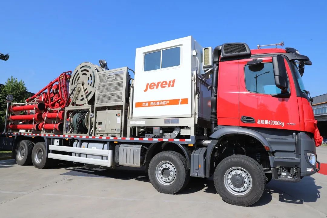 杰瑞自主研发智造的国内首套国六奔驰双车载连续油管设备成功交付 杰瑞自主研发智造的国内首套国六奔驰双车载连续油管设备成功交付