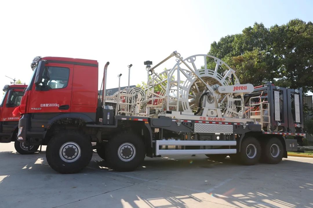 杰瑞自主研发智造的国内首套国六奔驰双车载连续油管设备成功交付 杰瑞自主研发智造的国内首套国六奔驰双车载连续油管设备成功交付