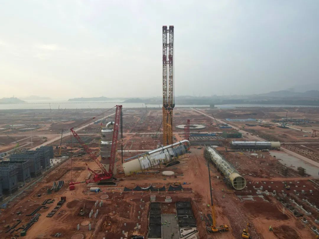 4000吨履带吊最新战报:埃克森美孚乙烯一期项目急冷双塔吊装就位! 4000吨履带吊最新战报:埃克森美孚乙烯一期项目急冷双塔吊装就位!