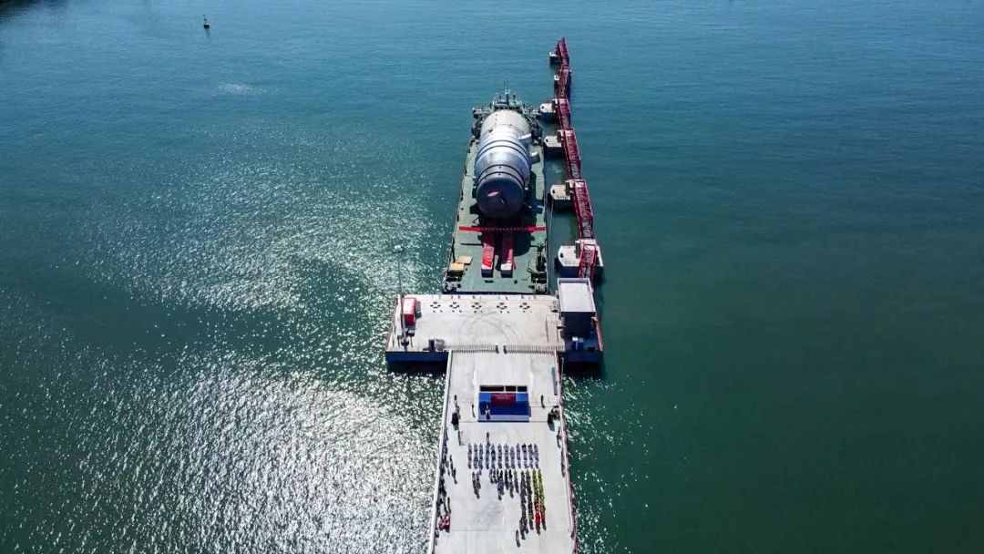 4000吨履带吊最新战报:埃克森美孚乙烯一期项目急冷双塔吊装就位! 4000吨履带吊最新战报:埃克森美孚乙烯一期项目急冷双塔吊装就位!