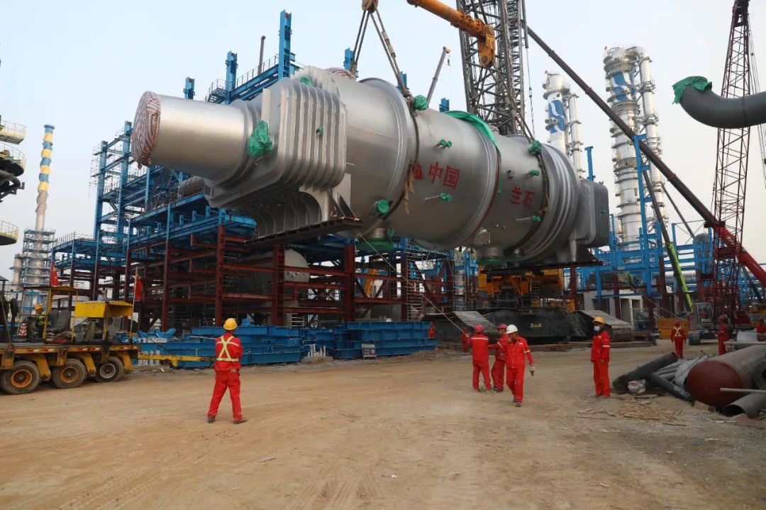 全球首台苯乙烯装置反应器进料汽化器一次吊装成功 全球首台苯乙烯装置反应器进料汽化器一次吊装成功