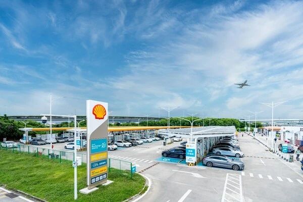 壳牌全球最大电动汽车充电站在中国开业,与比亚迪成立的合资企业负责运营 壳牌全球最大电动汽车充电站在中国开业,与比亚迪成立的合资企业负责运营