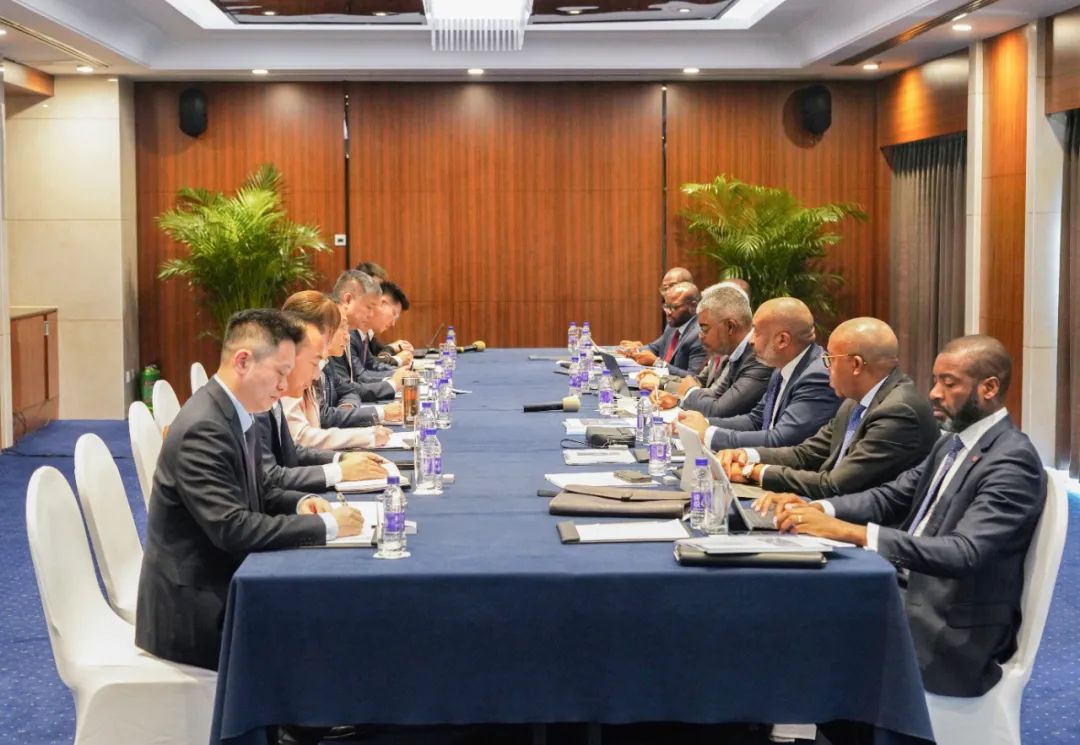 中铁二十局党委书记、董事长雷位冰与安哥拉政府重要官员会谈 中铁二十局党委书记、董事长雷位冰与安哥拉政府重要官员会谈