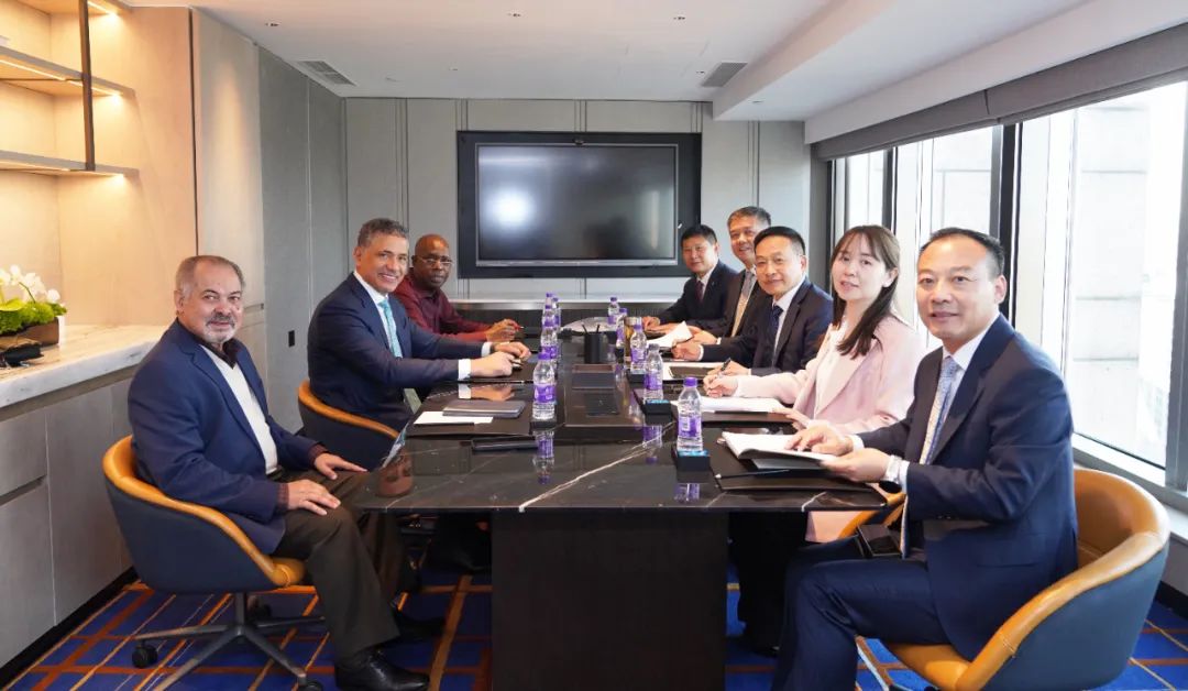 中铁二十局党委书记、董事长雷位冰与安哥拉政府重要官员会谈 中铁二十局党委书记、董事长雷位冰与安哥拉政府重要官员会谈