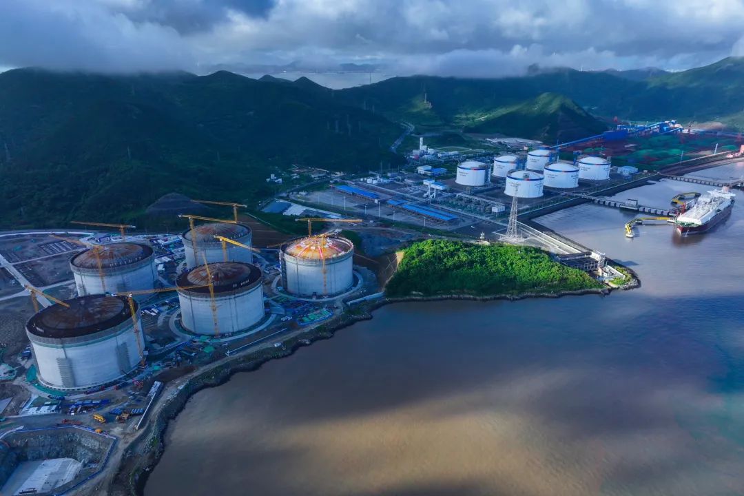 海油工程总包!全球最大“全坐地式”LNG储罐升顶 海油工程总包!全球最大“全坐地式”LNG储罐升顶
